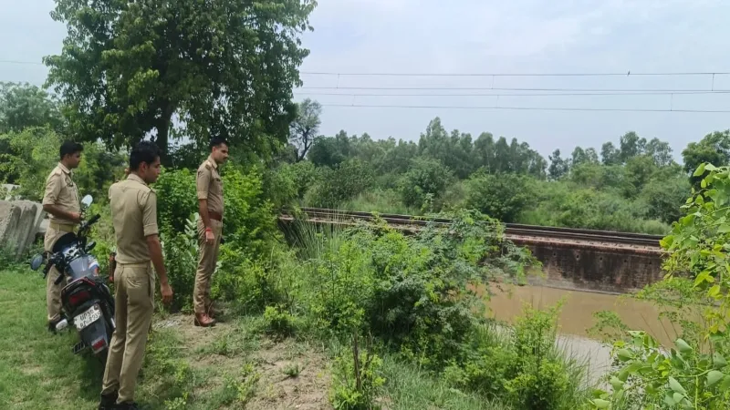 हरदोई : रेलवे क्रासिंग नहर पुल में फंसा मिला युवक का शव