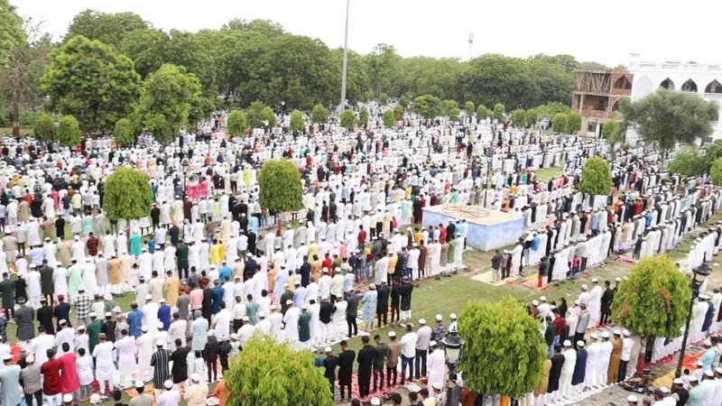 ईद उल अजहा : लखनऊ की मस्जिदों में अदा की गई नमाज, अमन और शांति की दुआ में उठे हजारों हाथ
