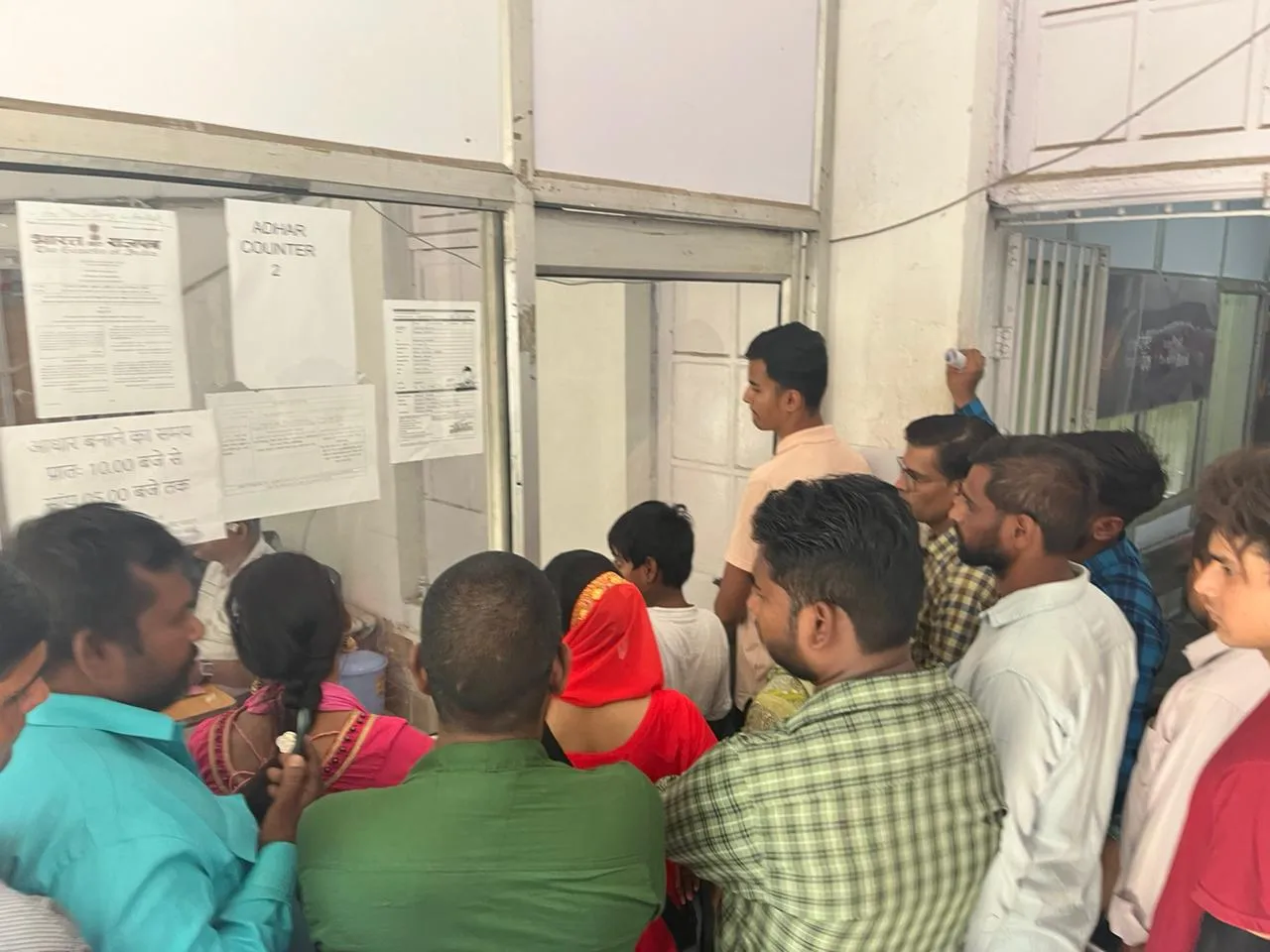 बरेली: मुख्य डाकघर में सर्वर डाउन, हुआ हंगामा