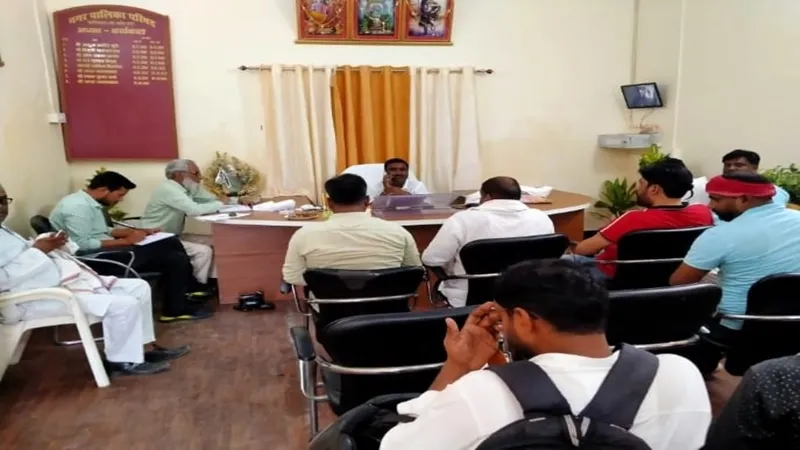 संत कबीर नगर : बकरीद को लेकर नगरपालिका अध्यक्ष ने कर्मचारियों को साफ-सफाई का दिया निर्देश