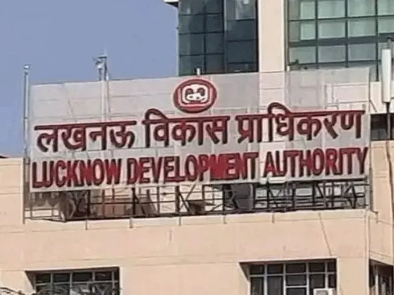 लखनऊ : बिना मानचित्र मैरिज लाॅन समेत तीन भवन सील