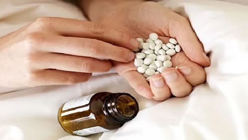 अयोध्या : पति ने चरित्र पर किया शक, तो पत्नी ने थाने के सामने खाया जहर, जानें फिर क्या हुआ..