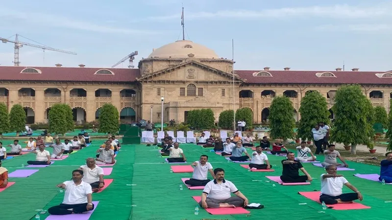 प्रयागराज : हाईकोर्ट परिसर में आयोजित किया गया योगाभ्यास कार्यक्रम