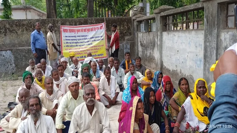 बहराइच : अपात्रों को रुपए लेकर पट्टा दे रहा लेखपाल, वर्षों से बसे ग्रामीणों को भी कब्जा हटाने की दे रहा धमकी