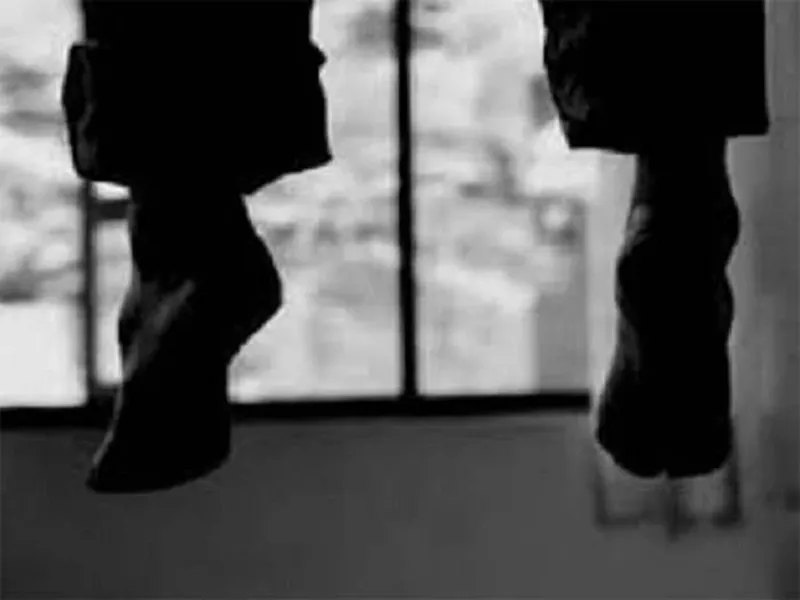 सुलतानपुर : कादीपुर थाना क्षेत्र के अंतर्गत एक युवक का शव फंदे से लटकता मिला, पुलिस मामले की जांच कर रही है