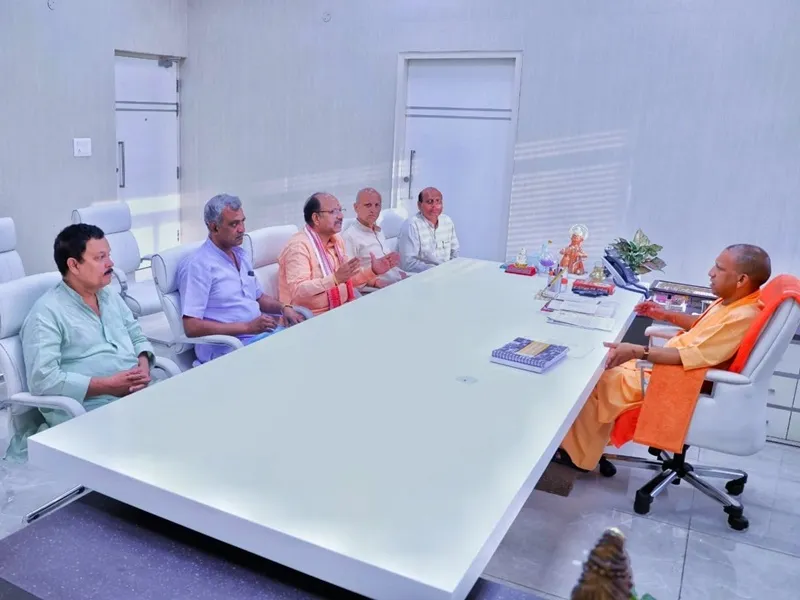 लखनऊ : मुख्यमंत्री से मिले भारतीय मजदूर संघ के प्रतिनिधि, जानें मुख्यमंत्री ने क्या कहा