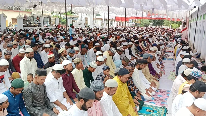 ईद-उल-अजहा : सजदे में झुके सिर, दुआ को उठे हाथ