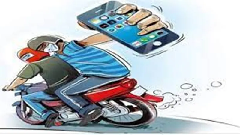 गौतमबुद्धनगर : मोबाइल छीनकर भागते बदमाशों का पीछा करते हुए महिला स्कूटी से गिरी, घायल