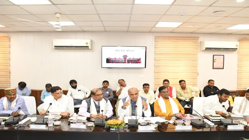 लखनऊ : रेल अधिकारियों की सांसदों के साथ बैठक, विकास कार्यो पर हुआ मंथन