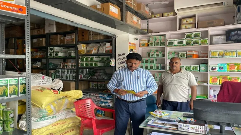अयोध्या : उर्वरक की दुकानों पर छापा, दो को नोटिस