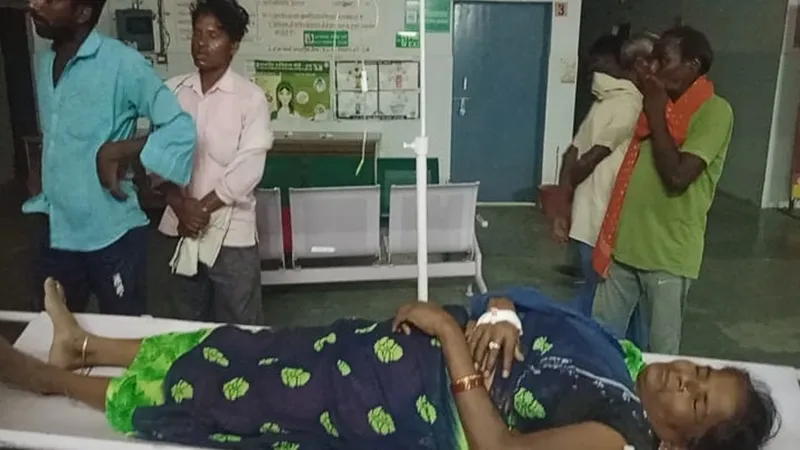 सुल्तानपुर : जमीनी विवाद में दबंगों ने महिला की लाठी-डंडों की पिटाई, महिला की हालत गंभीर, सीएचसी से मेडिकल कॉलेज रेफर