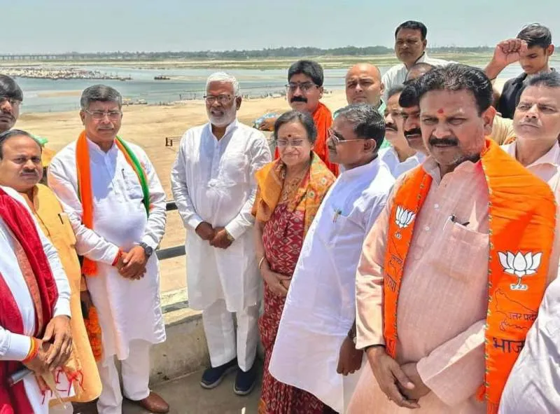 प्रयागराज : अरैल घाट स्थित सेल्फी पॉइंट पहुँचे मंत्री स्वतंत्र देव सिंह