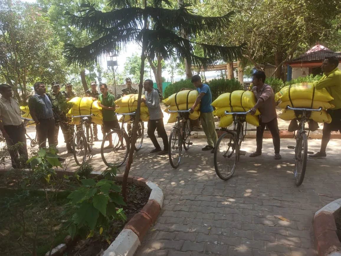 बहराइच : India-Nepal border पर छापेमारी में 20 बोरी यूरिया बरामद, साइकिल हो रही थी तस्करी