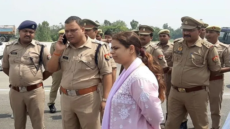 सुलतानपुर : पूर्वांचल के रनवे पर फिर गरजेंगे लड़ाकू बीमान, जायजा लेने पहुंचे डीएम व एसपी