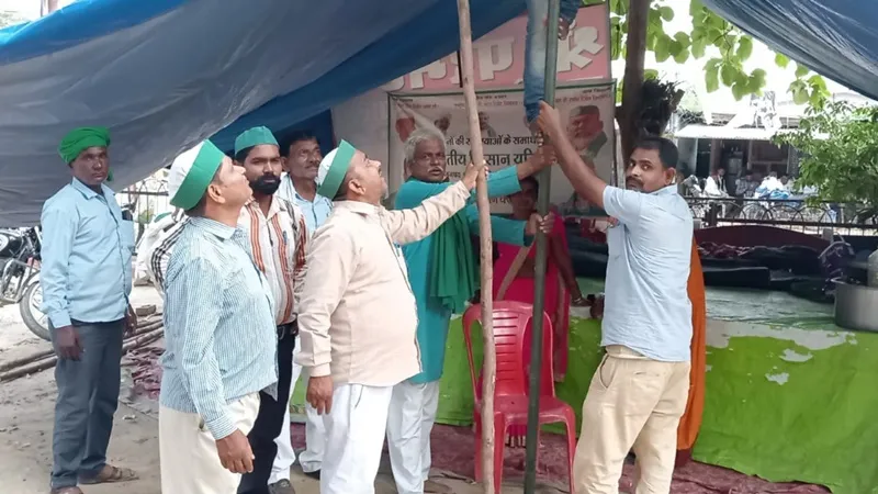 अयोध्या : किसानों की समस्याओं को लेकर भाकियू का अनिश्चितकालीन धरना जारी
