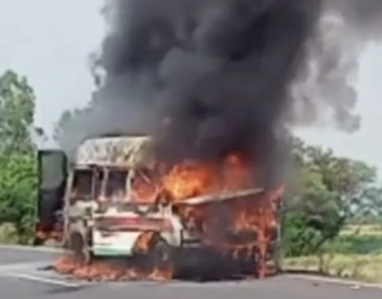हरदोई : मरीज़ को छोड़ कर लौट रही एम्बुलेंस में लगी आग, ड्राइवर और एमटी ने कूद कर बचाई जान