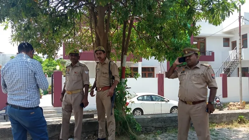 Video : लखनऊ में रिटायर्ड डीजी दिनेश शर्मा ने गोली मारकर किया सुसाइड, लिखा - मैं अब जीना नहीं चाहता 