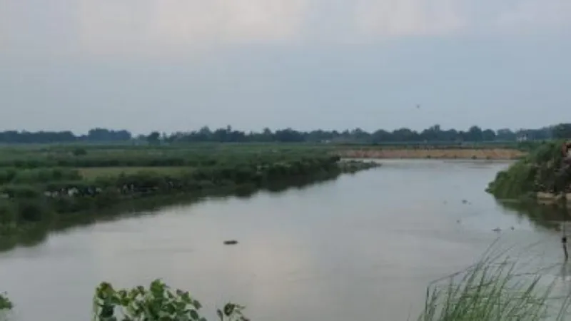 आगरा : नहर में गिरी ट्रैक्टर-ट्राली, दो बच्चों समेत तीन की मौत 