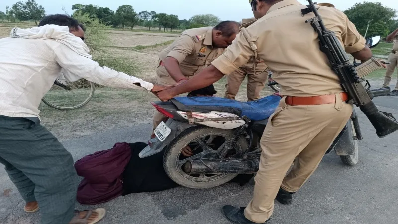 बहराइच पुलिस का Good Work, बाइक में दुपट्टा फंसने से गिरी गर्भवती महिला को बचाया 