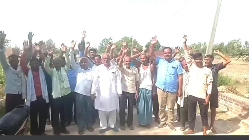 रायबरेली: बदहाल मार्ग के निर्माण को लेकर फूटा ग्रामीणों का गुस्सा, जिपं सदस्य के नेतृत्व में किया प्रदर्शन 