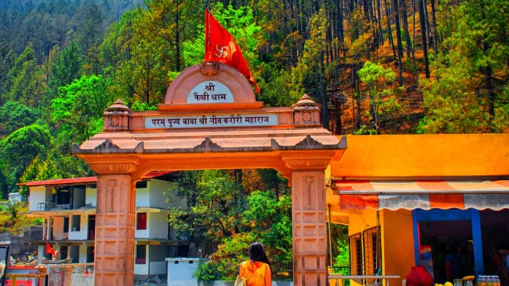 Kainchi Dham: बाबा के दरबार में लगी भक्तों की कतार, रात भर हनुमान चालीसा का हुआ पाठ 