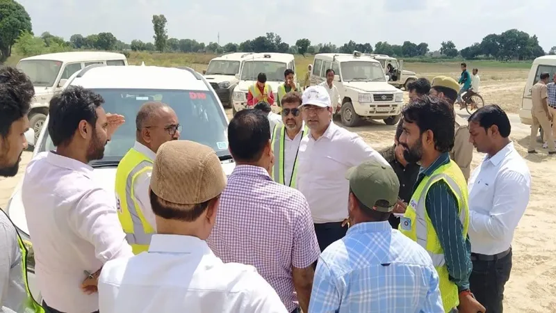 प्रयागराज : गंगा एक्स्प्रेस-वे के निर्माण कार्य का डीएम ने किया निरीक्षण, समय से पूर्ण करने का दिया निर्देश