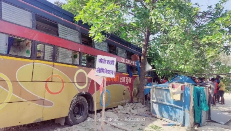 बस्ती : बिहार से राजस्थान जा रही बस पेड़ से टकराई, चार यात्री घायल