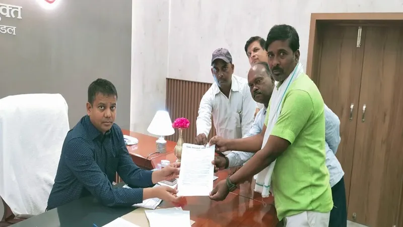 अयोध्या : विस्थापितों को उनका हक दिलाने के लिए समाजवादी व्यापार सभा ने सौंपा ज्ञापन