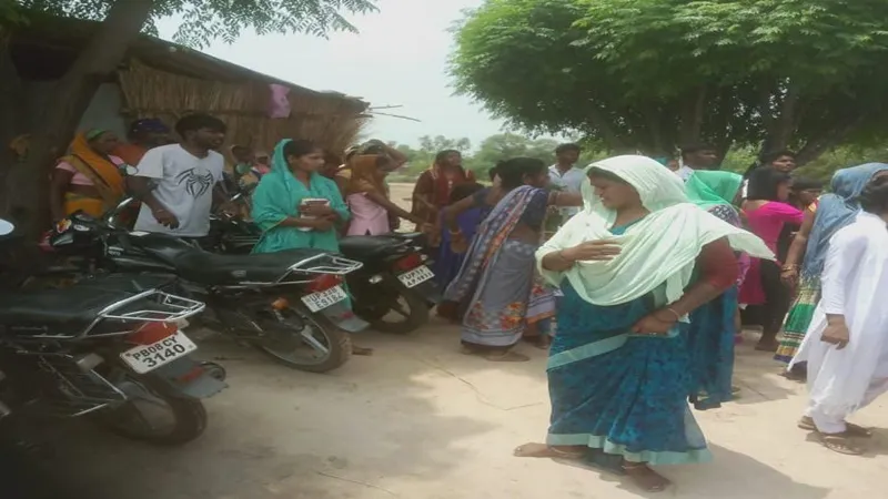 रायबरेली : कथित धर्मांतरण रोकने पहुंचे हिंदू संगठन के लोगों पर भीड़ ने किया पथराव