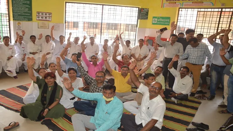 अयोध्या : स्थानांतरण नीति के विरोध में स्वास्थ्य कर्मियों ने किया कार्य बहिष्कार, मरीजों में मचा हाहाकार