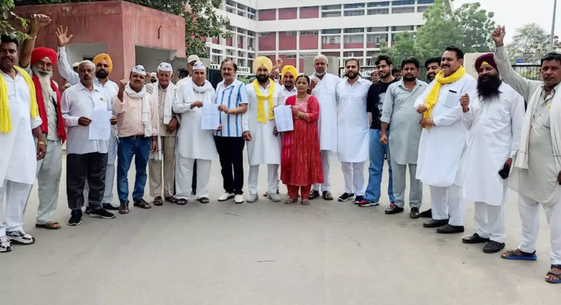 CET के नियम बदलने के विरोध में आप ने सौंपा ज्ञापन 