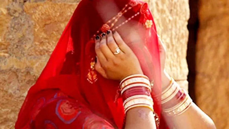 आगरा : सुहागरात में दुल्हन का हाथ पकड़ते ही उड़े दूल्हे के होश, घर से निकाला बाहर 