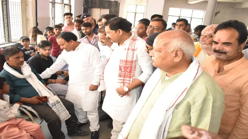 अयोध्या : जिले के प्रभारी मंत्री के सामने मेडिकल कॉलेज में गिड़गिड़या तीमारदार