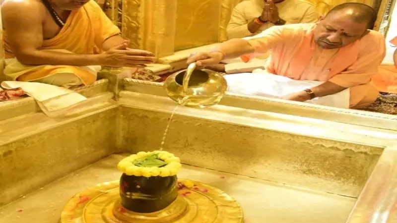 वाराणसी पहुंचे CM योगी आदित्यनाथ, काल भैरव और बाबा विश्वनाथ का किया दर्शन-पूजन 