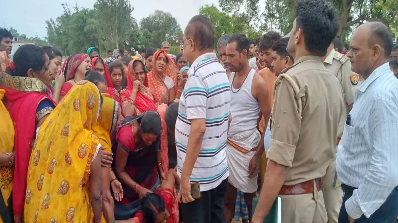 अंबेडकरनगर में दर्दनाक हादसा, हाईटेंशन लाइन की चपेट में आने से किसान और युवती की मौत