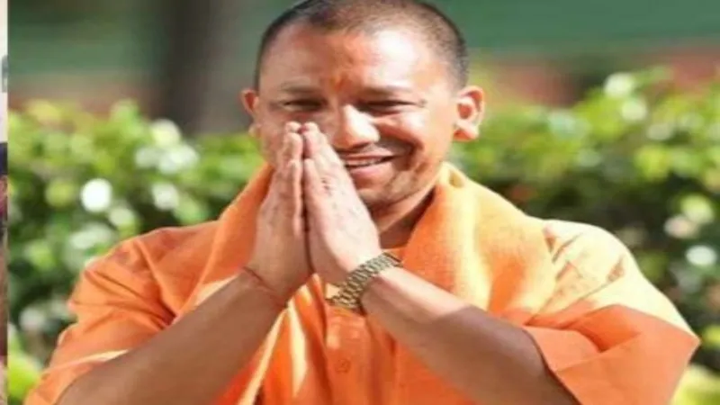 प्रयागराज में CM योगी ने लाभार्थियों को दिए फ्लैट, किया संवाद 