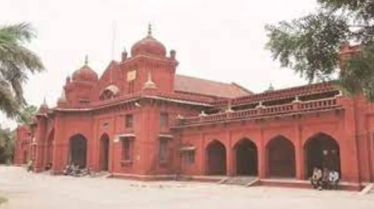 बरेली कॉलेज में पुलिस ने चार नकलची पकड़े 