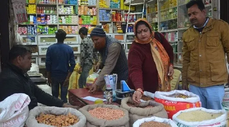 बरेली: आटा भी महंगा, रसोई संभालना भारी, कुछ ही दिनों में दो से तीन रुपये किलो बढ़ा फुटकर रेट, दालें पहले से महंगी