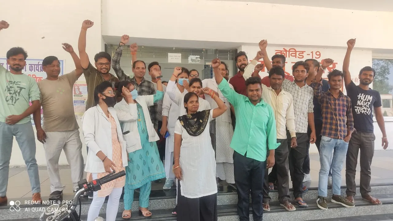 बरेली: सेवा समाप्त के आदेश पर भड़के कर्मियों ने किया कार्य बहिष्कार, ओपीडी में भटकते रहे मरीज