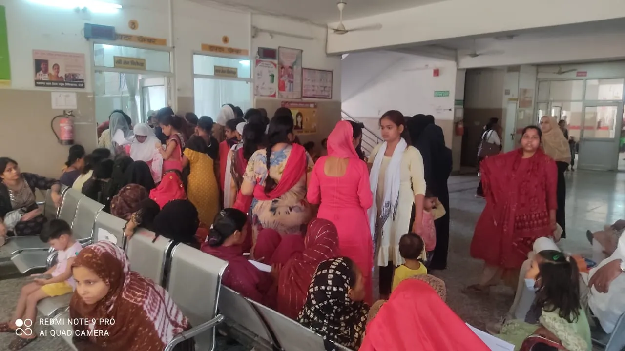 बरेली: ओपीडी से दो डॉक्टर नदारद, मरीजों को इलाज के लिए करना पड़ा घंटों इंतजार