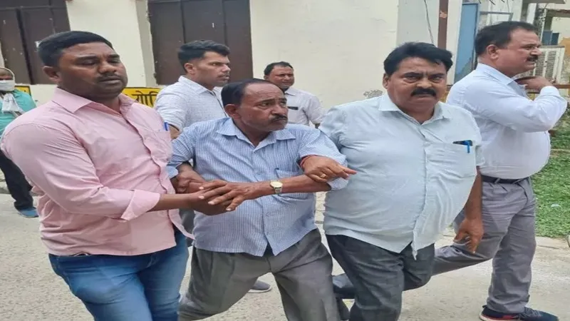 अमेठी: एंटी करप्शन टीम ने रंगे हाथ राजस्व निरीक्षक को रिश्वत लेते किया गिरफ्तार 