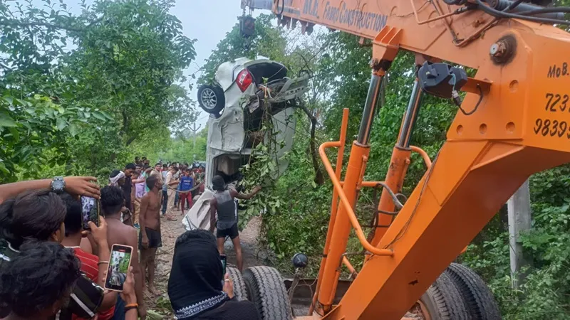 अयोध्या: बाइक सवार को बचाने के चक्कर में नहर में गिरी कार, चालक घायल