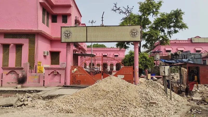 अयोध्या: श्रीराम अस्पताल के एक गेट पर गिट्टियां, दूसरे पर जलभराव, एंबुलेंस के आने-जाने में भी हो रहीं दिक्कतें