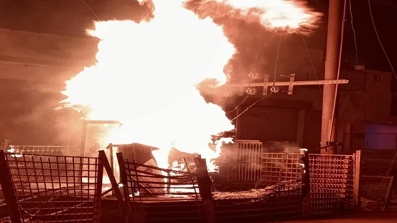 संभल: फाल्ट से उठी चिंगारी से धू -धू कर जला ट्रांसफार्मर, क्षेत्र के 700 घरों की बिजली गुल