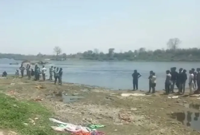 आगरा: पलक झपकते ही यमुना में डूब गए चार युवक, घरों में मची-चीख पुकार, तलाश जारी