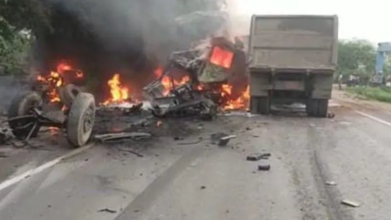 Kanpur Accident: भिड़ंत के बाद तीन डंपरों में लगी आग, तीन की मौत, आधा दर्जन घायल, पढ़ें- पूरी खबर