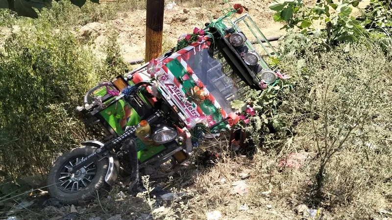 संभल : अनियंत्रित होकर ई-रिक्शा पलटा, महिला सहित दो घायल 