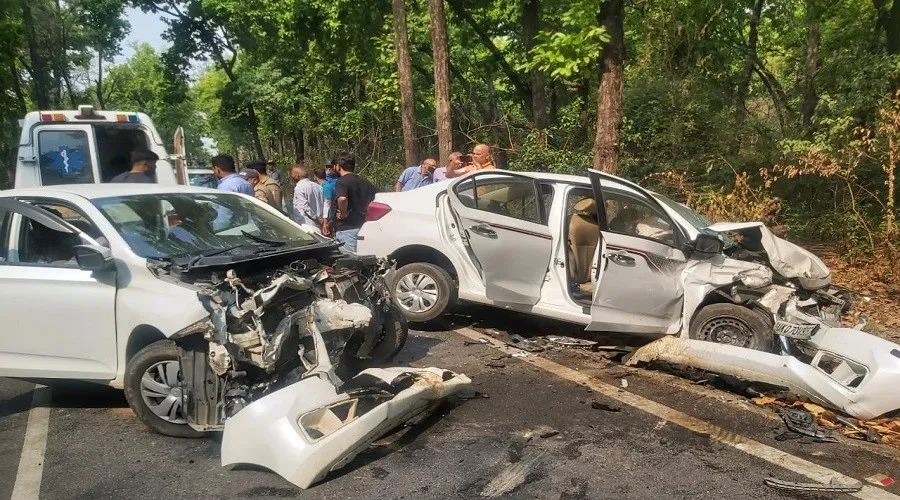बाजपुर: दो कारों की भिड़ंत में आठ घायल, सभी रेफर 