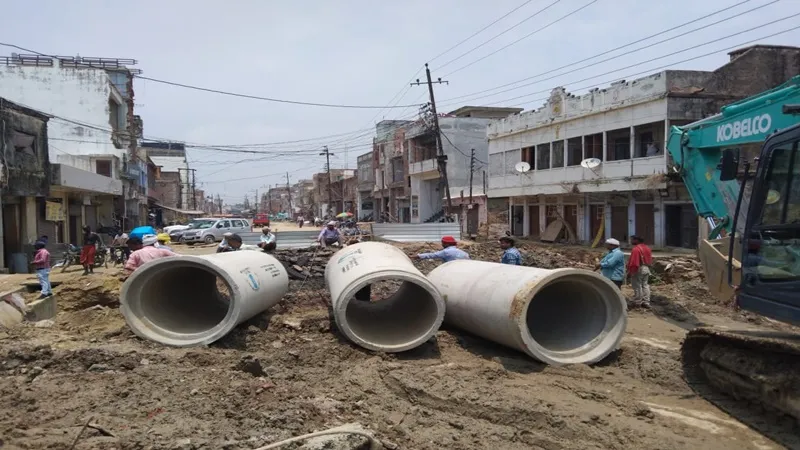 सड़क निर्माण तक गुदड़ीबाजार से अयोध्या रोड हुई पूरी तरह से ब्लॉक, 24 घंटे बाद भी यातायात डायवर्जन की नहीं आई है सुधि