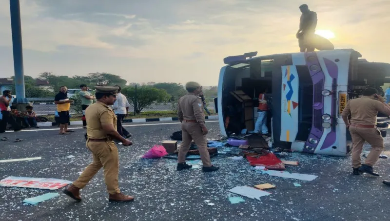 आगरा-लखनऊ एक्सप्रेस वे पर अनियंत्रित बस पलटने से 29 यात्री गंभीर घायल, श्रावस्ती से गुजरात जा रहे थे श्रमिक